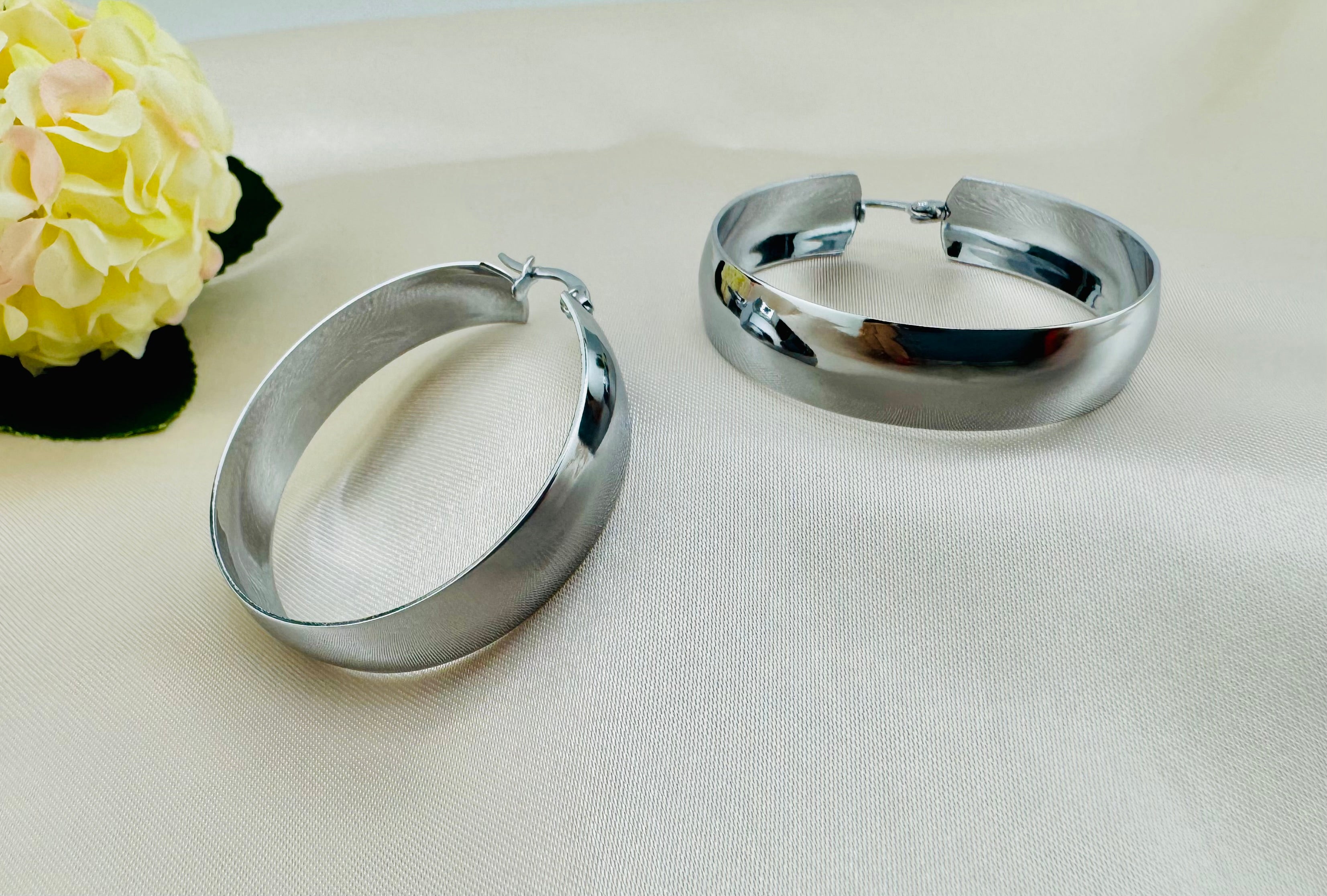 Titanium Steel Round Minimalist Hoop Earrings – 18K Gold Plated