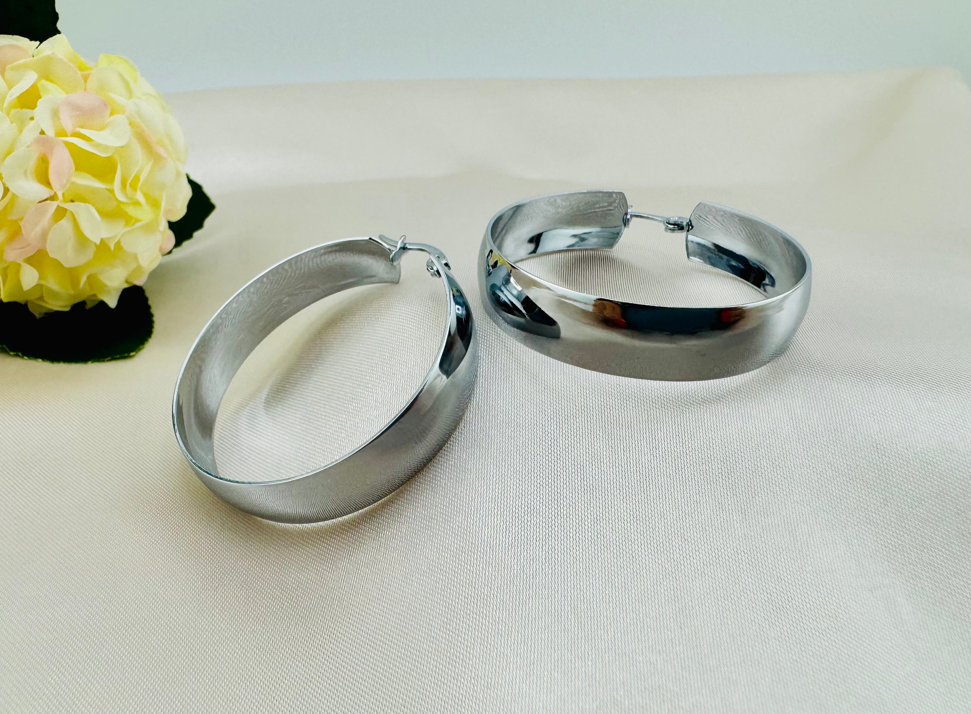 Titanium Steel Round Minimalist Hoop Earrings – 18K Gold Plated