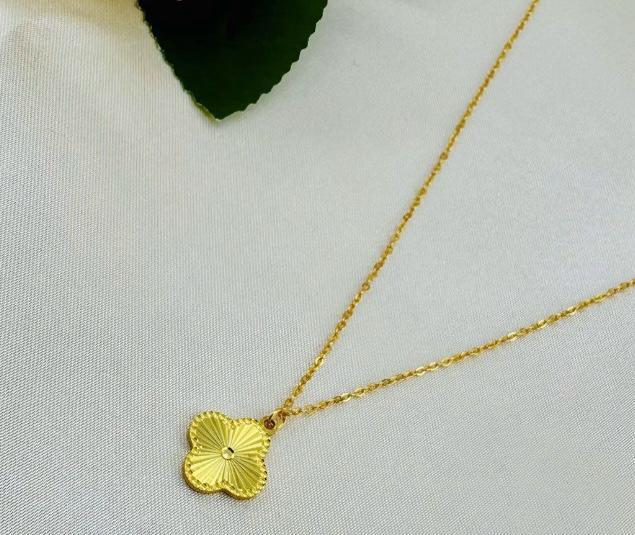 Lucky Clover Initial Necklace – 925 Sterling Silver & 14K Gold-Plated | NOA