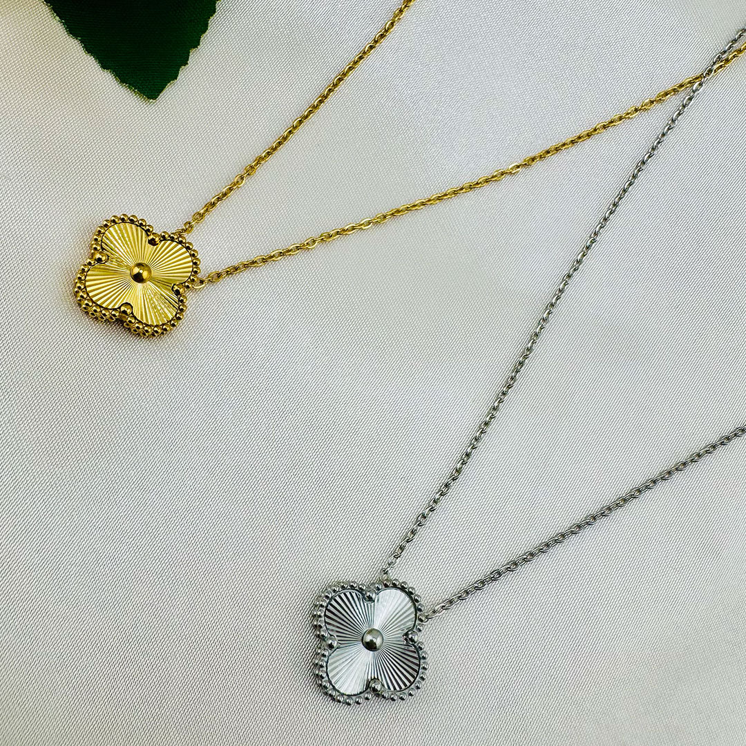 Eternal Bloom Bracelet – Delicate Flower in Titanium Steel & 18K Gold | NOA